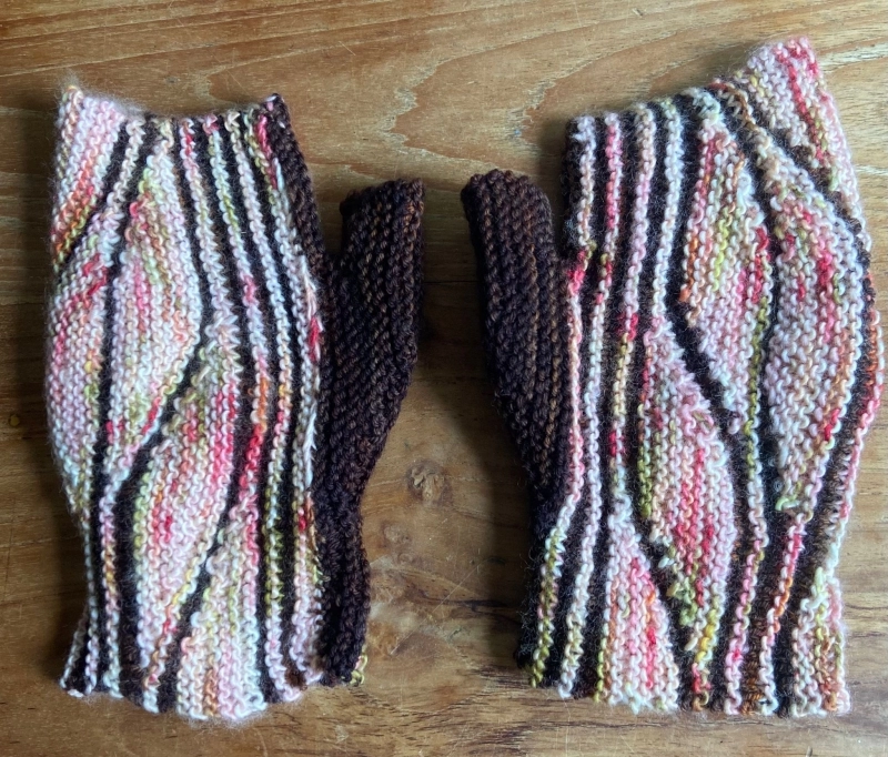 Karosadesign Swingende polswarmers gebreid deur Petra